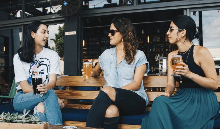 vriendinnen vrouwen drinken uitgaan vrienden | GFC