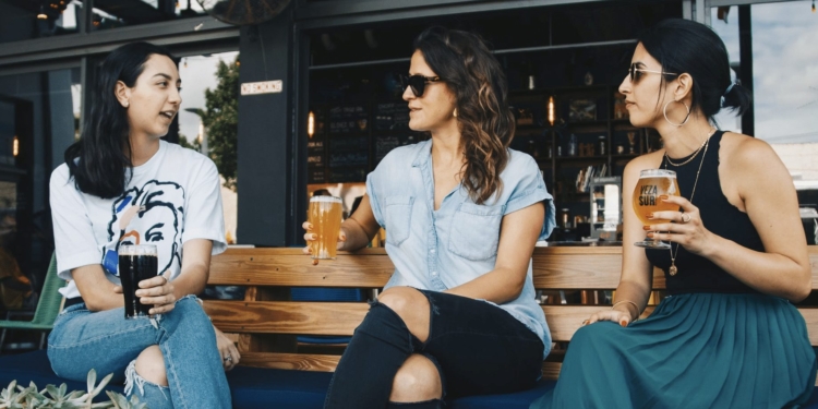 vriendinnen vrouwen drinken uitgaan vrienden
