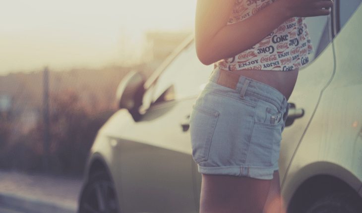vrouw korte broek auto | GFC