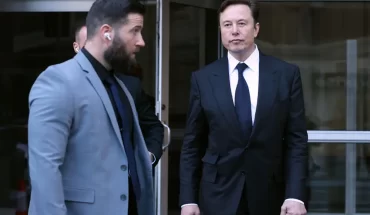 Tenminste 2 bodyguards vergezellen Elon Musk rond hoofdkantoor Twitter - zelfs naar het toilet 9 A Twitter engineer says at least 2 bodyguards accompany Elon Musk around Twitter HQ — even to the restroom | GFC
