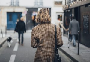 dame vrouw lopen straat blond | GFC