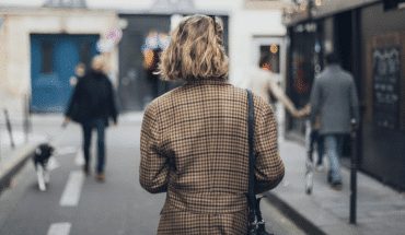 dame vrouw lopen straat blond | GFC