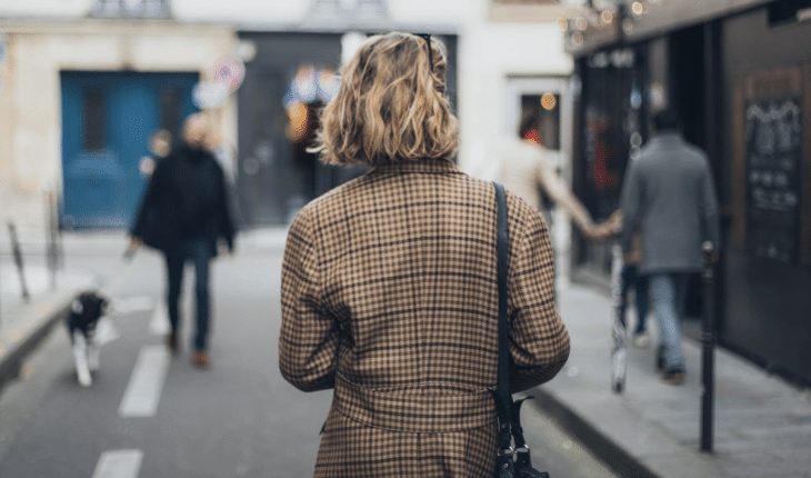 dame vrouw lopen straat blond | GFC