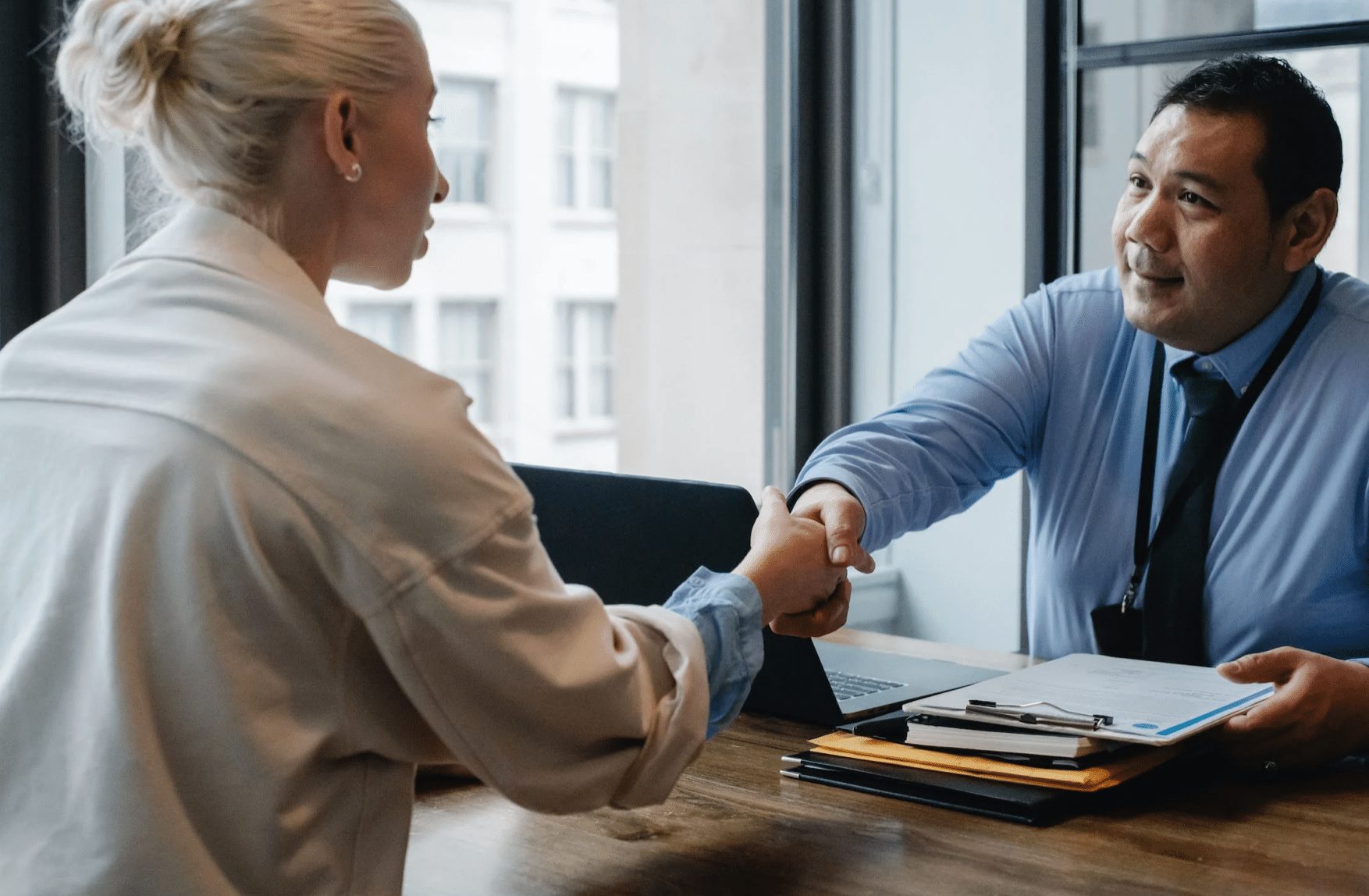 gesprek solliciatie man vrouw werk kantoor