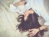 vrouw liggen bed slapen