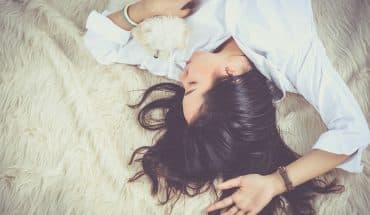 vrouw liggen bed slapen