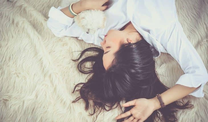 vrouw liggen bed slapen