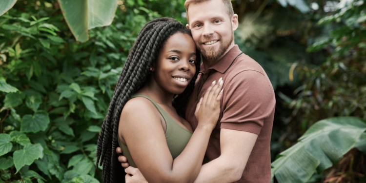 koppel zwart wit blank interraciaal intercultureel relatie liefde