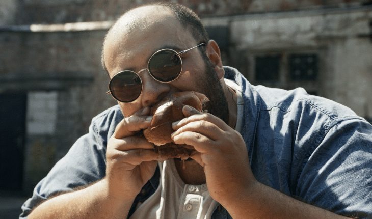 man dik eten hamburger | GFC