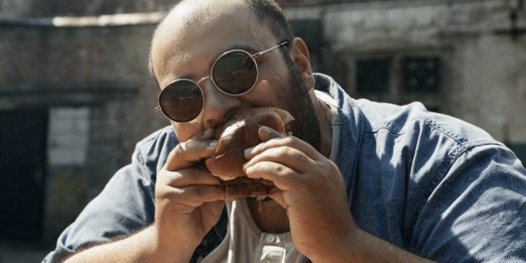 man dik eten hamburger