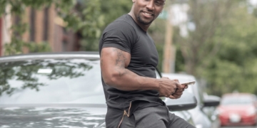 man gespierd armen auto telefoon trainen gym