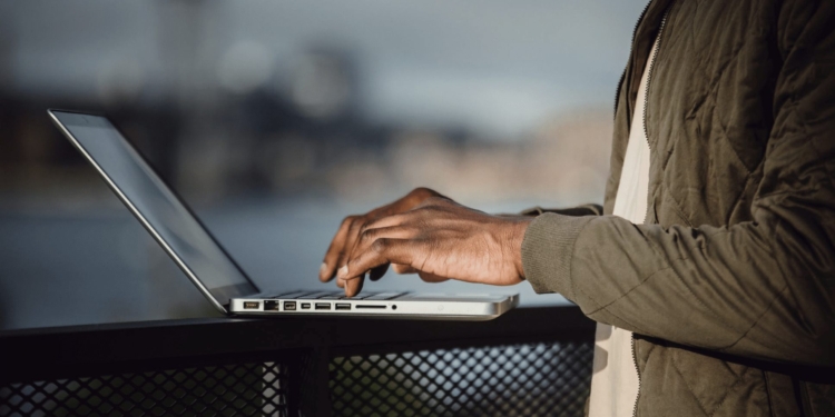 man laptop computer werken