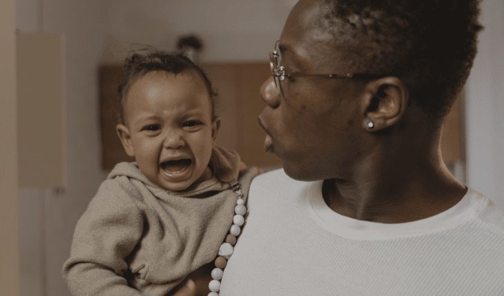man vader kind zoon gezin huilen baby | GFC