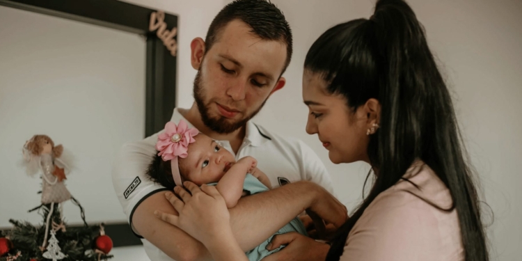 vader moeder gezin baby familie