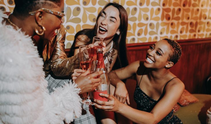 vrienden uitgaan drinken disco vrouwen | GFC