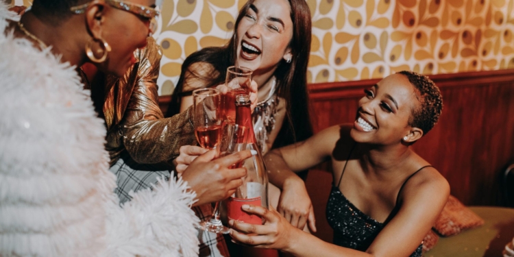 vrienden uitgaan drinken disco vrouwen