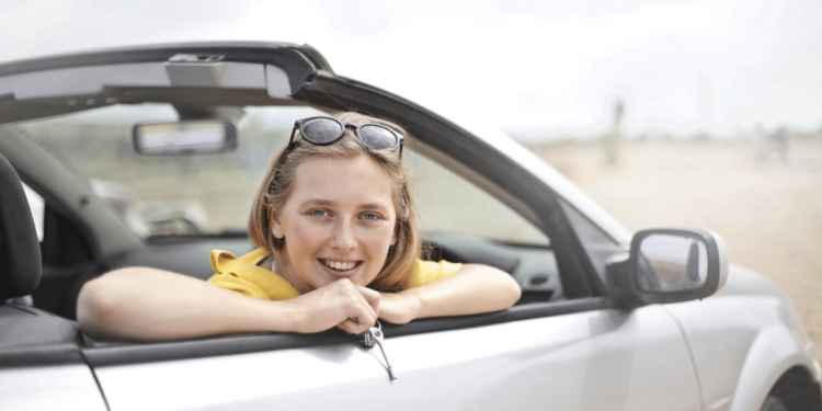 vrouw auto rijden