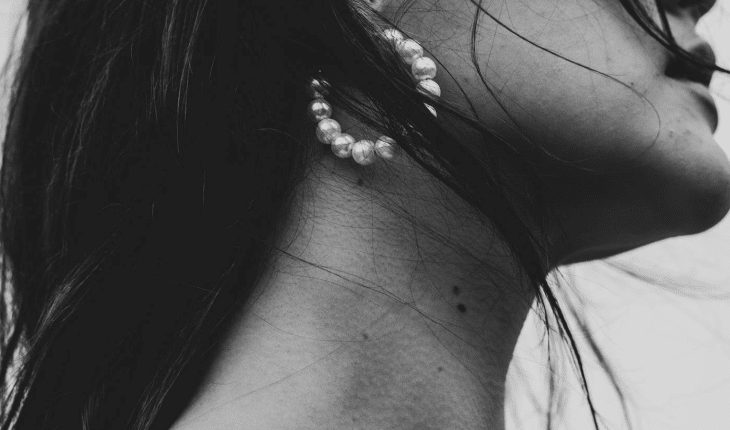 vrouw haar nek keel oorbel | GFC