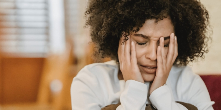 vrouw ongelukkig depressief huilen verdrietig