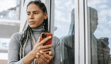 Vader uit Amsterdam belt zijn dochter tientallen keren per dag: 'hij verstikt mij' 13 vrouw telefoon mobiel | GFC