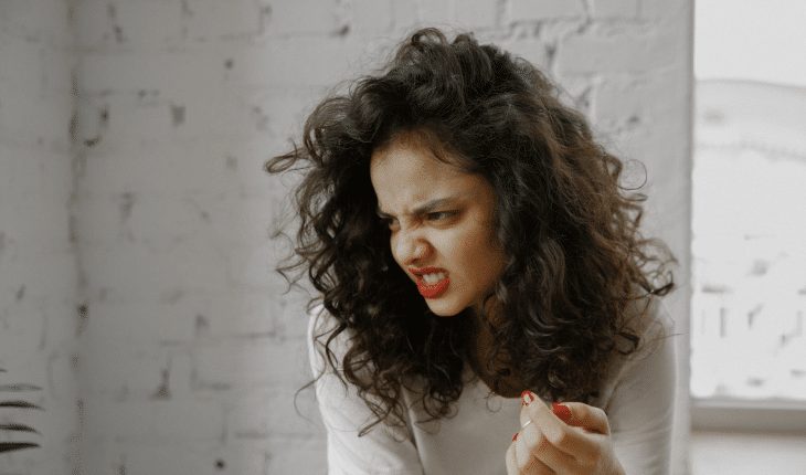 vrouw vies smerig haat stinkt geur walging verbaasd | GFC