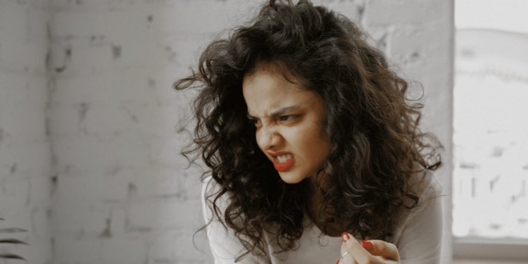 vrouw vies smerig haat stinkt geur walging verbaasd
