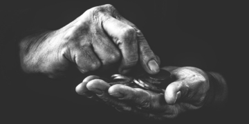 Armoede munten in hand