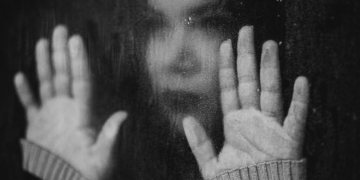 Vrouw zoekt hulp misbruik