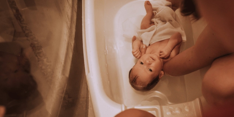 baby baden wassen zuigeling