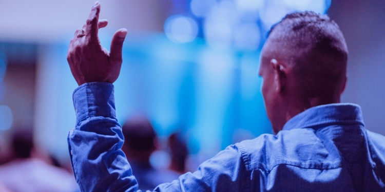 bidden kerk geloof christen moslim gebed