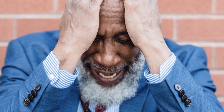 man boos verdriet huilen depressief