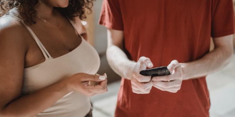 telefoon man vrouw koppel stel bellen