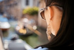 vrouw achteren hoofd oorbel | GFC