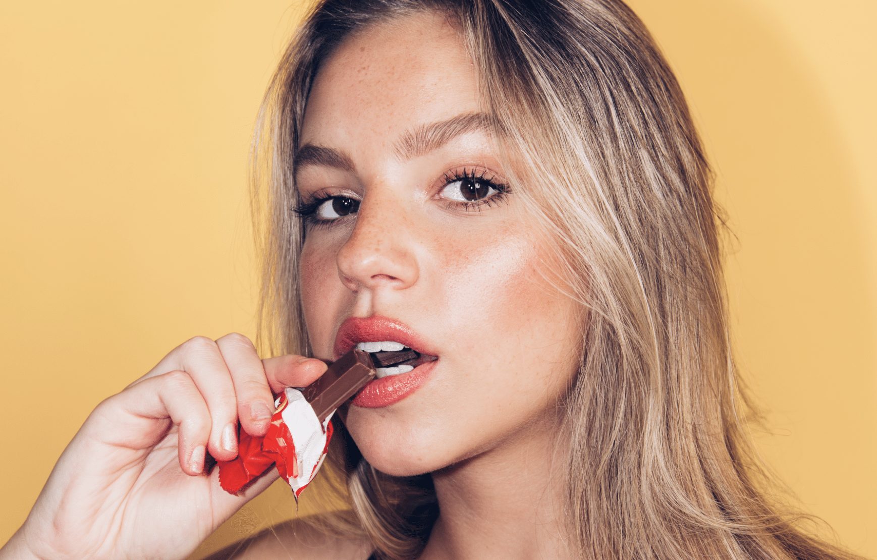 Vrouw uit Den Haag eet blokjes pure chocolade en voelt zich opeens een stuk gelukkiger