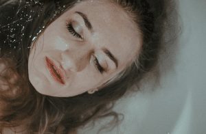 vrouw depressief verdriet water | GFC