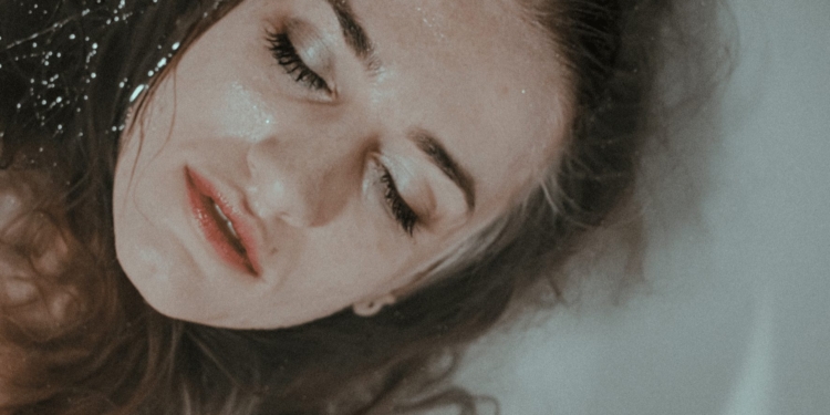 vrouw depressief verdriet water