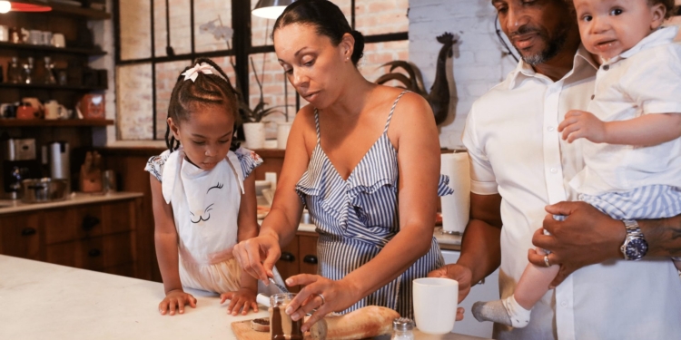 vrouw koken eten familie gezin