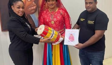 Daan Mangre en Bhaggan bij aanbieding van een dholak en verslag over de londa ke naach | GFC