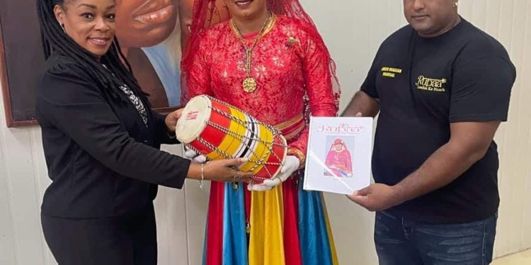 Daan Mangre en Bhaggan bij aanbieding van een dholak en verslag over de londa ke naach