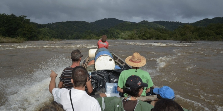 Suriname binnenland tour trip vakantie korjaal boot