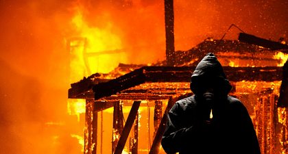 Man die niet wil scheiden van vrouw, steekt woning in brand en neemt verdelgingsmiddel in