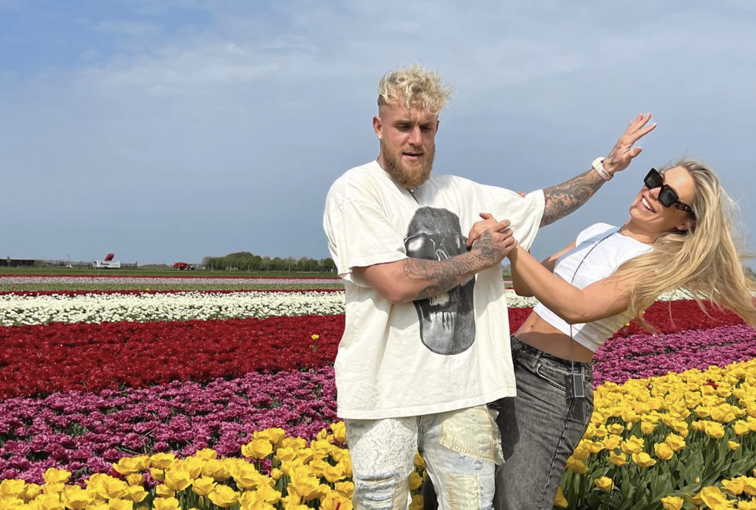 Schaatster Jutta Leerdam en Jake Paul genieten samen in Nederlandse tulpenvelden