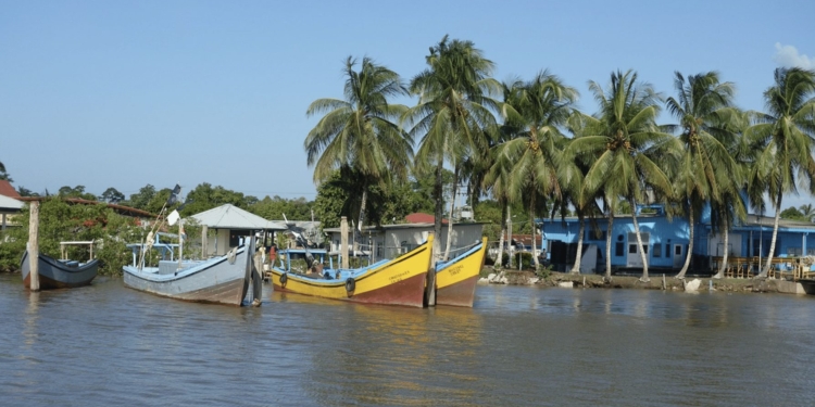 suriname boot korjaal rivier plantage
