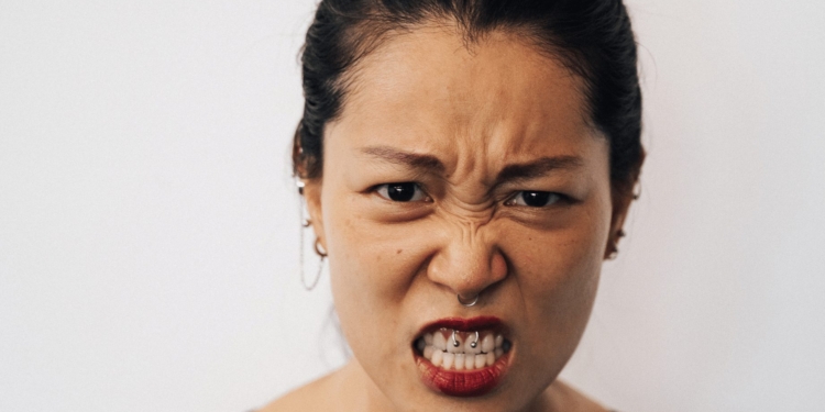 vrouw boos woest agressie piercing