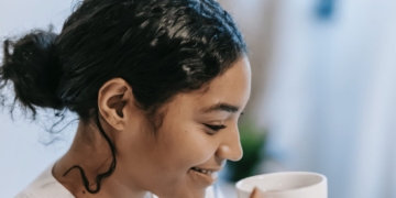 vrouw dame drinken thee koffie