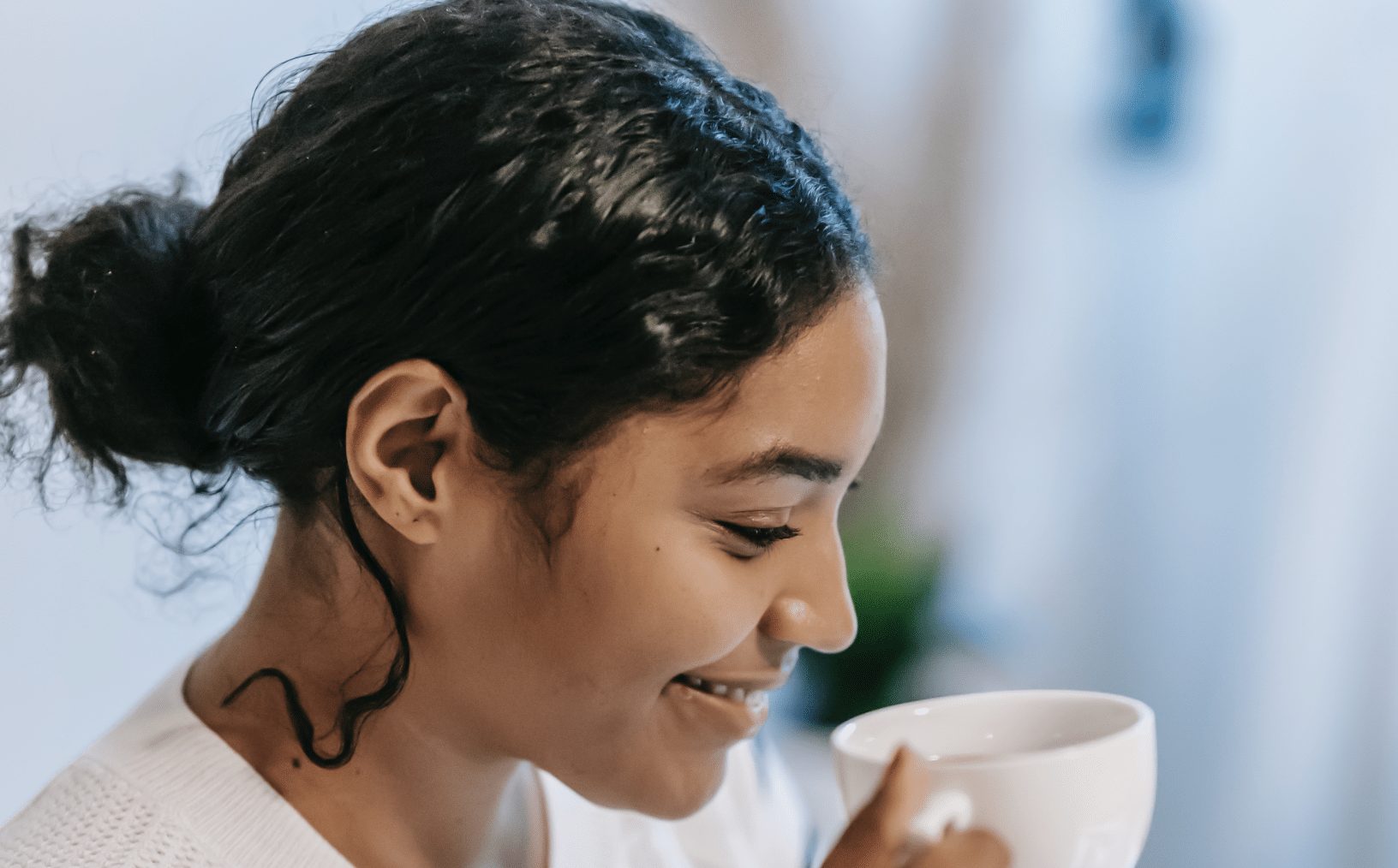vrouw dame drinken thee koffie