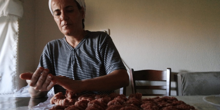 vrouw koken keuken