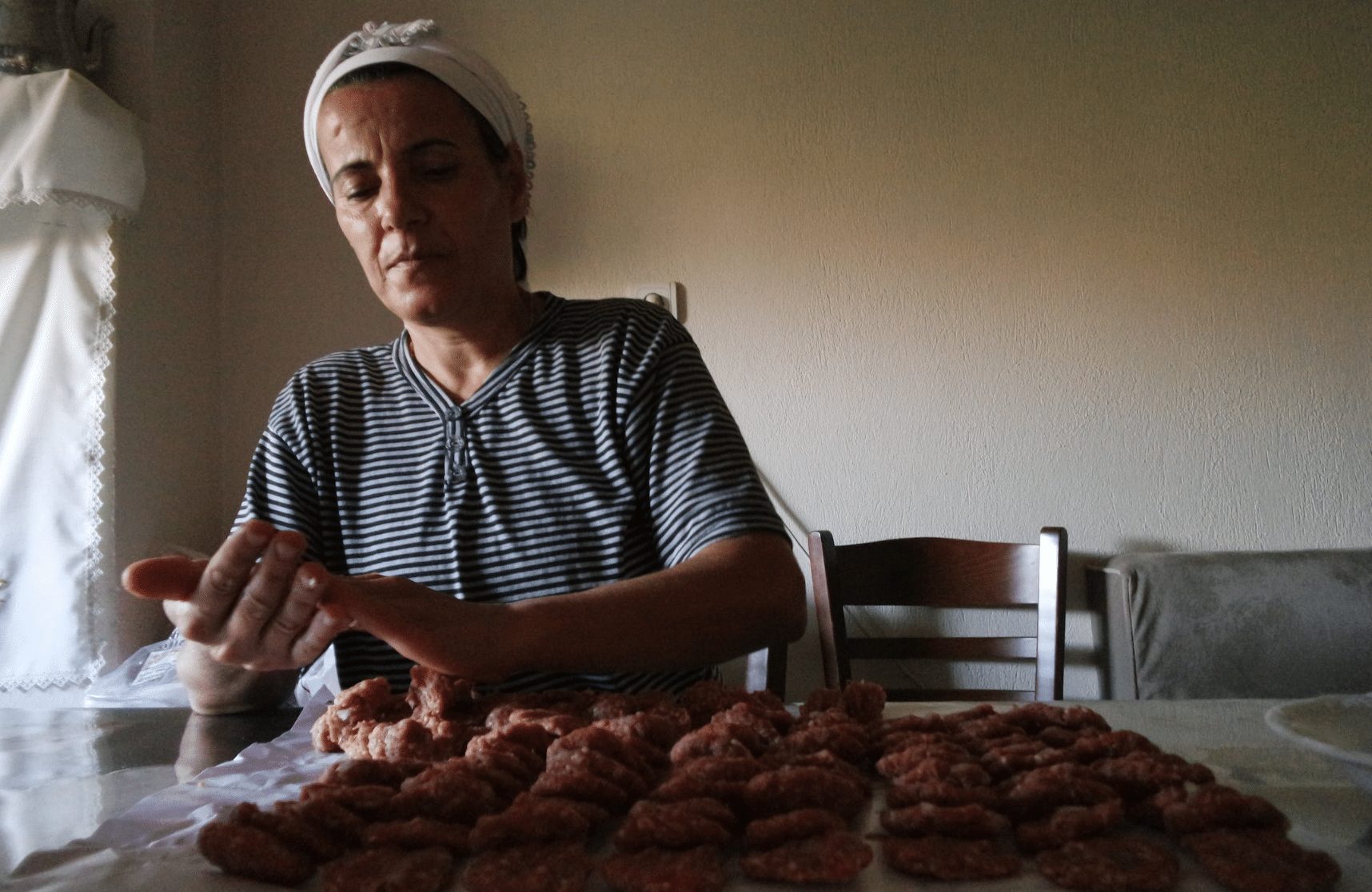 vrouw koken keuken