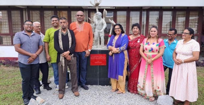 Suriname Hindi Parishap eert nalatenschap Hindoestanen met monument