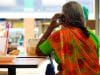 hindoe hindostaanse oma vrouw bellen telefoon | GFC